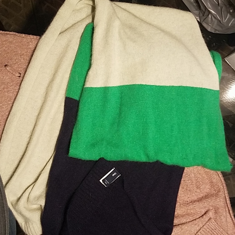 Extra large scarf. 40 % cashmere. Was a gift.